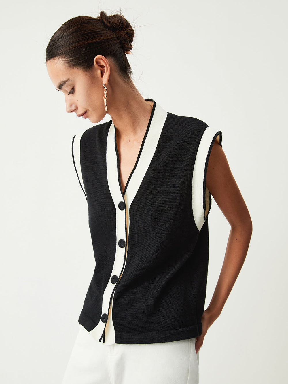Contrast Trim Graceful Sweater Vest Sweaters L
