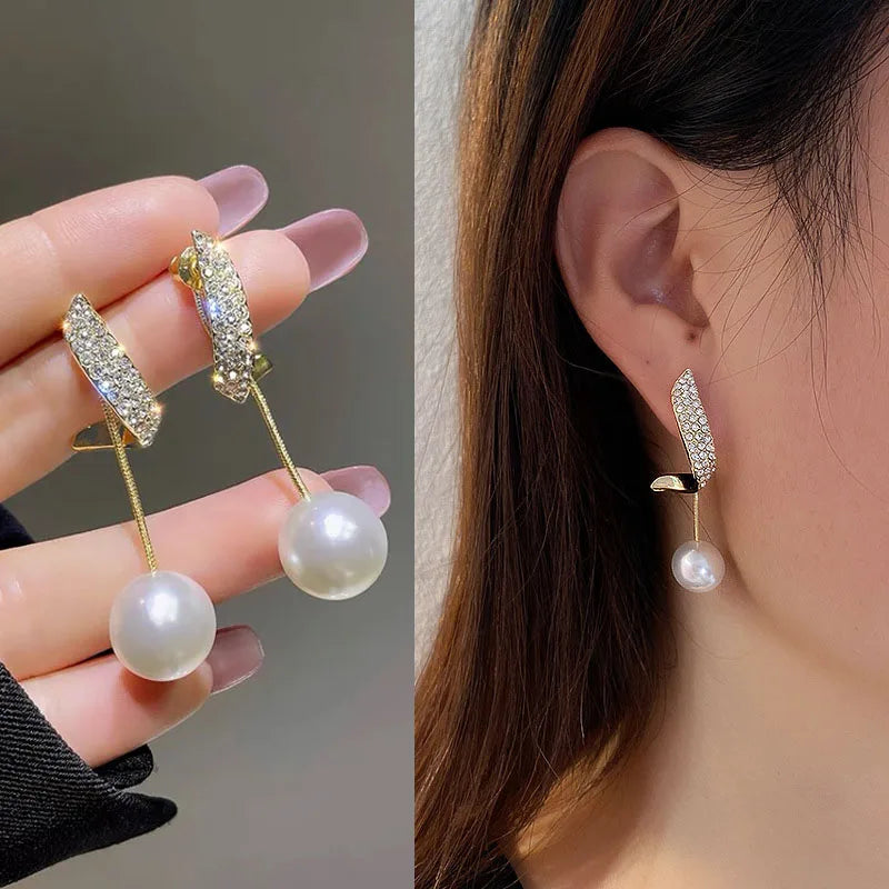 Bright Crystal Luxury Korean Unusual Claw Stud Irregular Pearl Earring 3