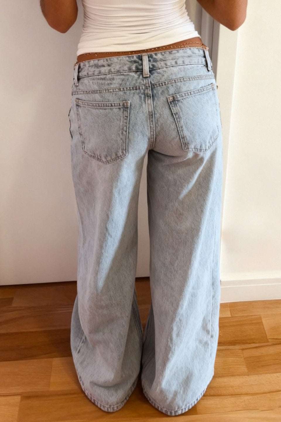 Low Rise Light Wash Wide Leg Jeans Secondary image