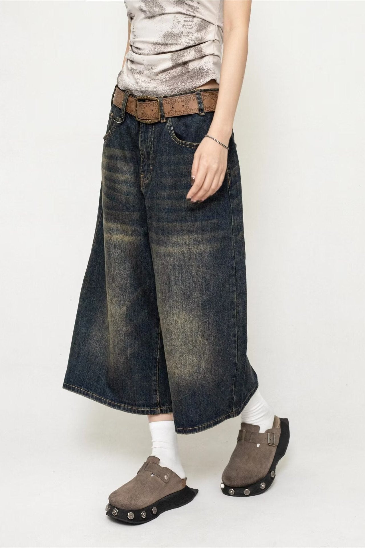 Cropped Wide Leg Vintage Distressed Jeans Secondary image