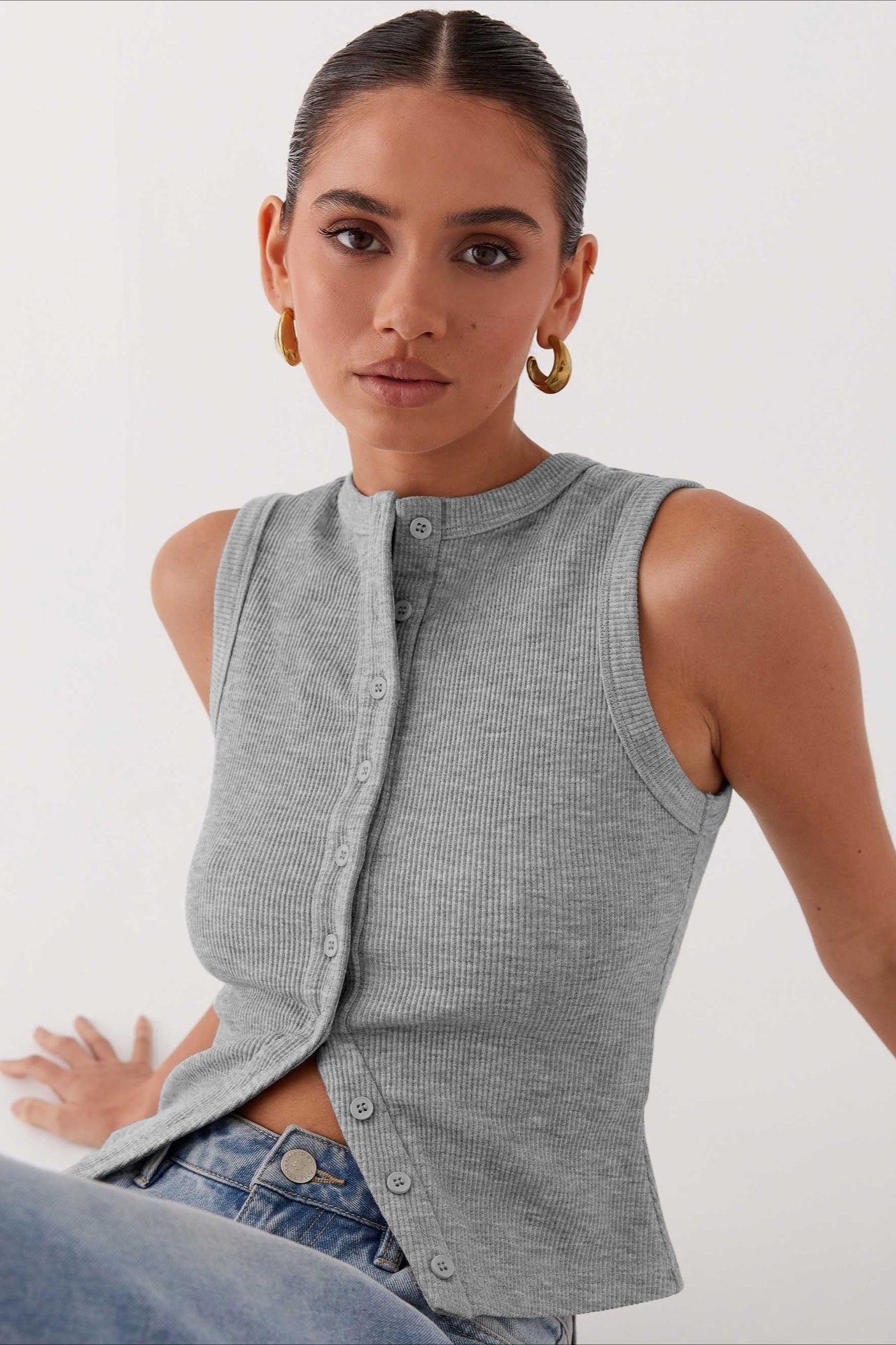 Round Neck Sleeveless Knit Top Secondary image