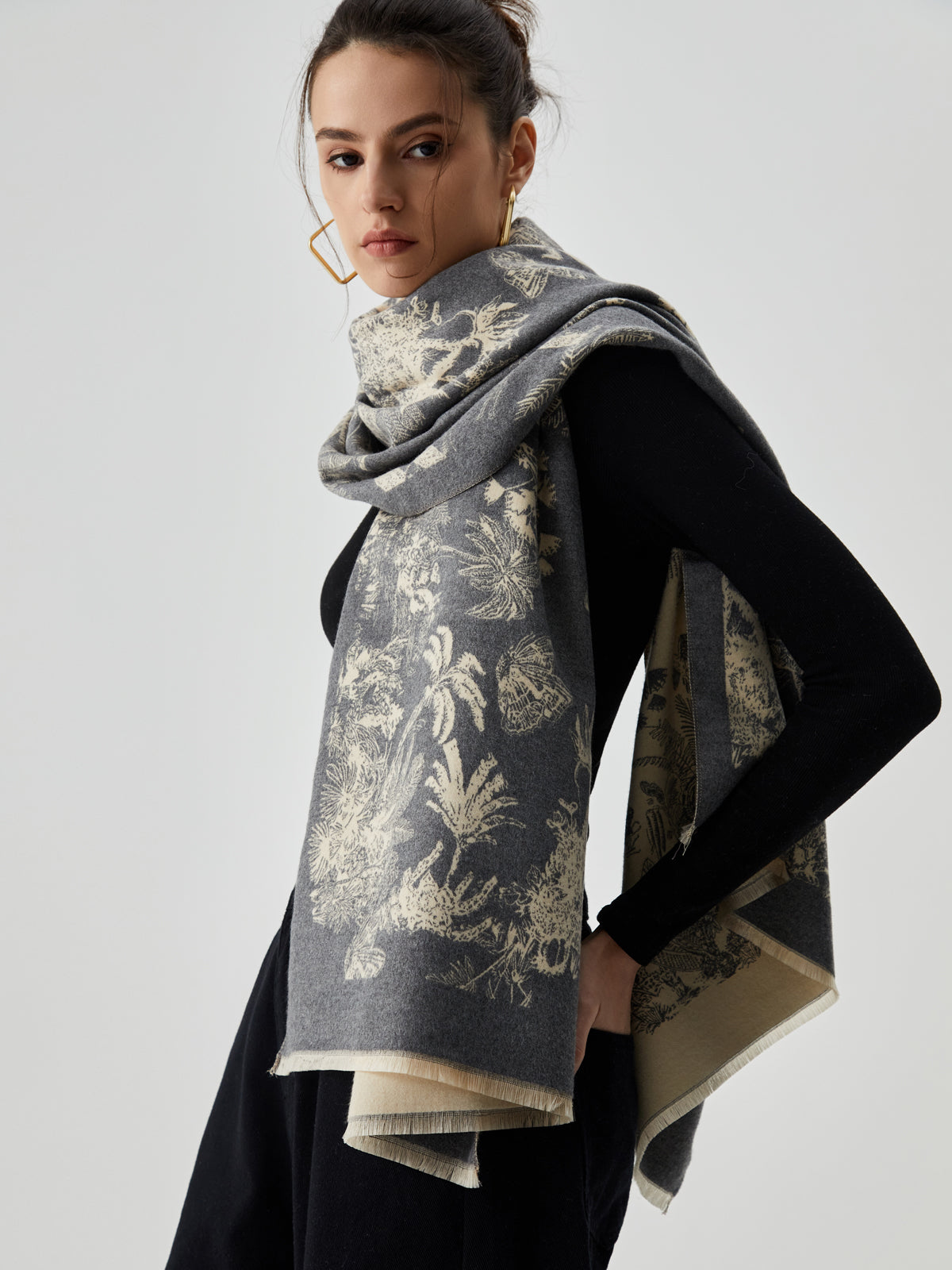 Double Face Graceful Jacquard Tassel Scarf Secondary image
