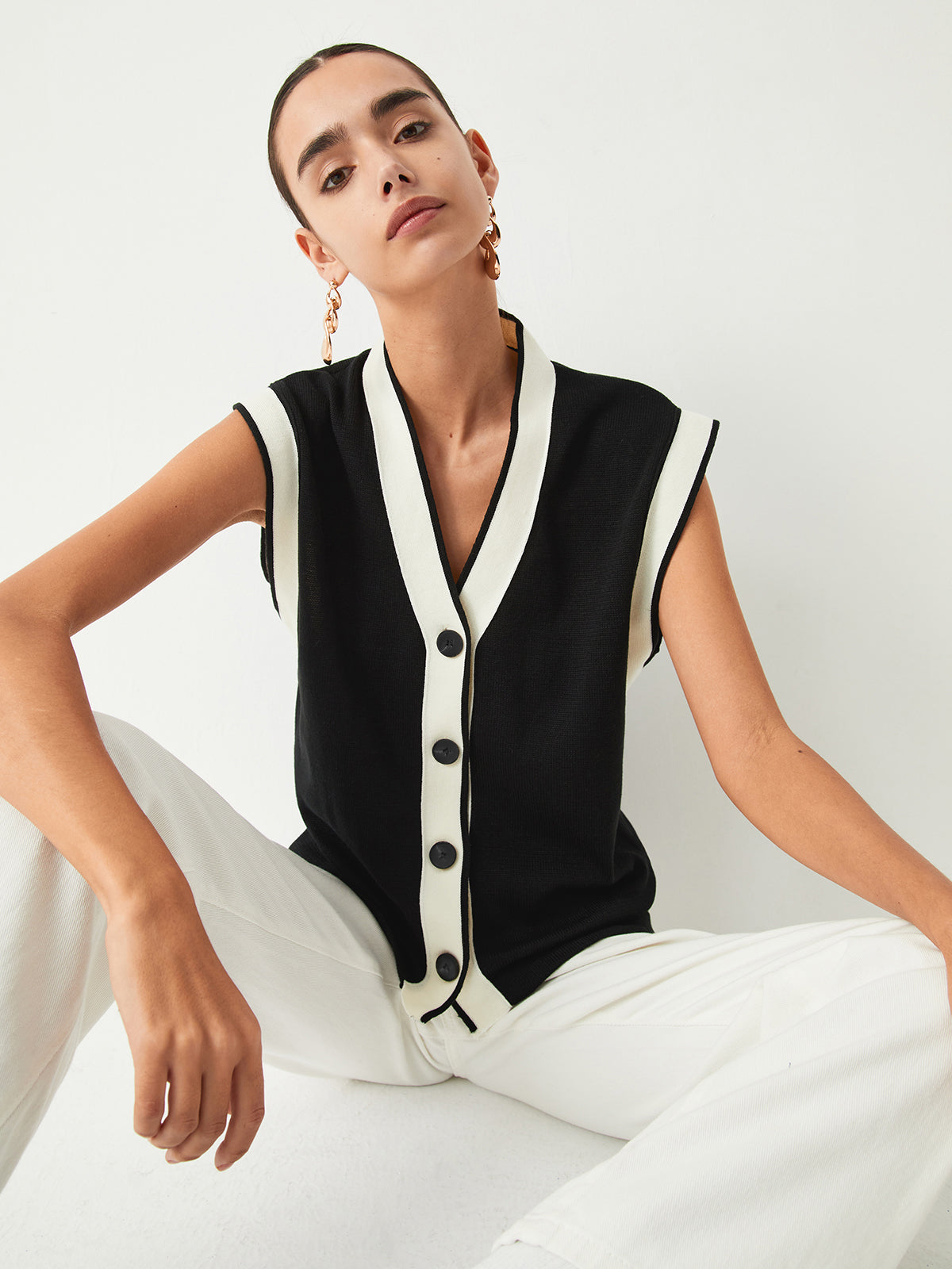 Contrast Trim Graceful Sweater Vest Black / XS Sweaters L