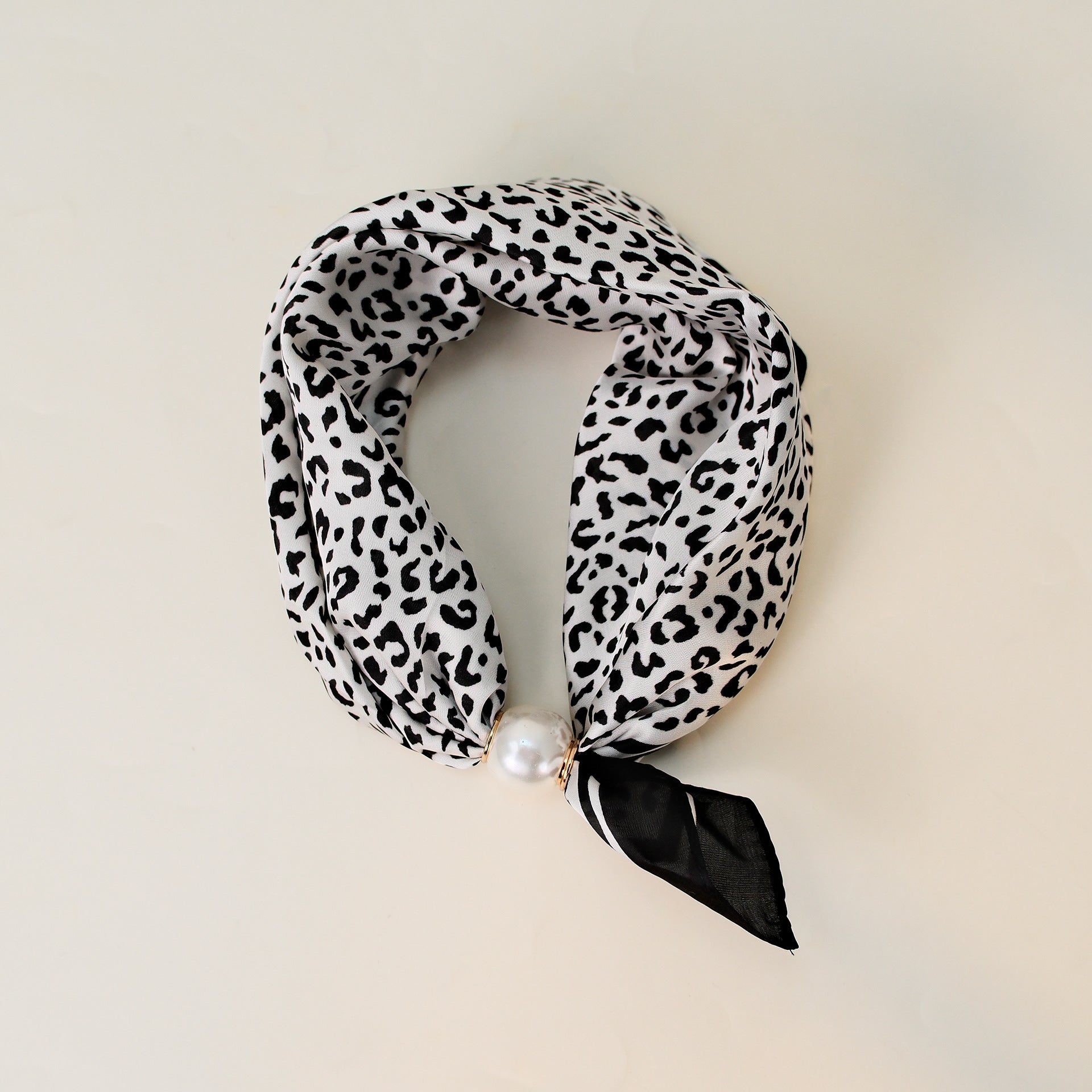 Animal Print Pearl Magnetic Buckle Neck Scarf Secondary image