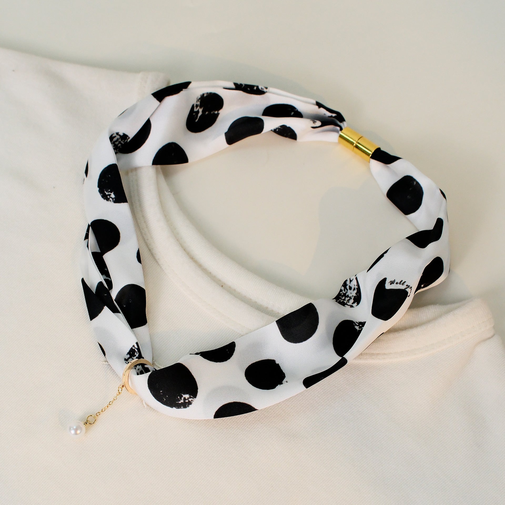 Pearl Magnetic Buckle Polka Dot Neck Scarf Secondary image