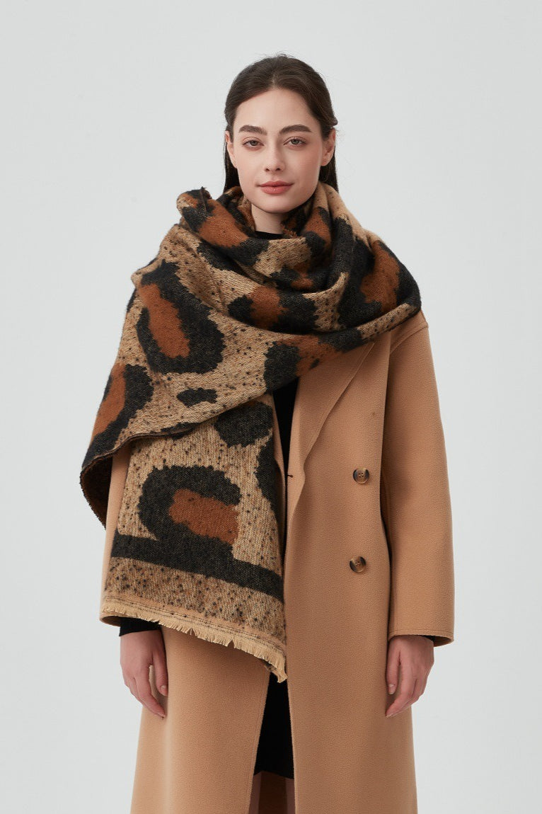 Thick Loop Knit Leopard Pattern Scarf Secondary image