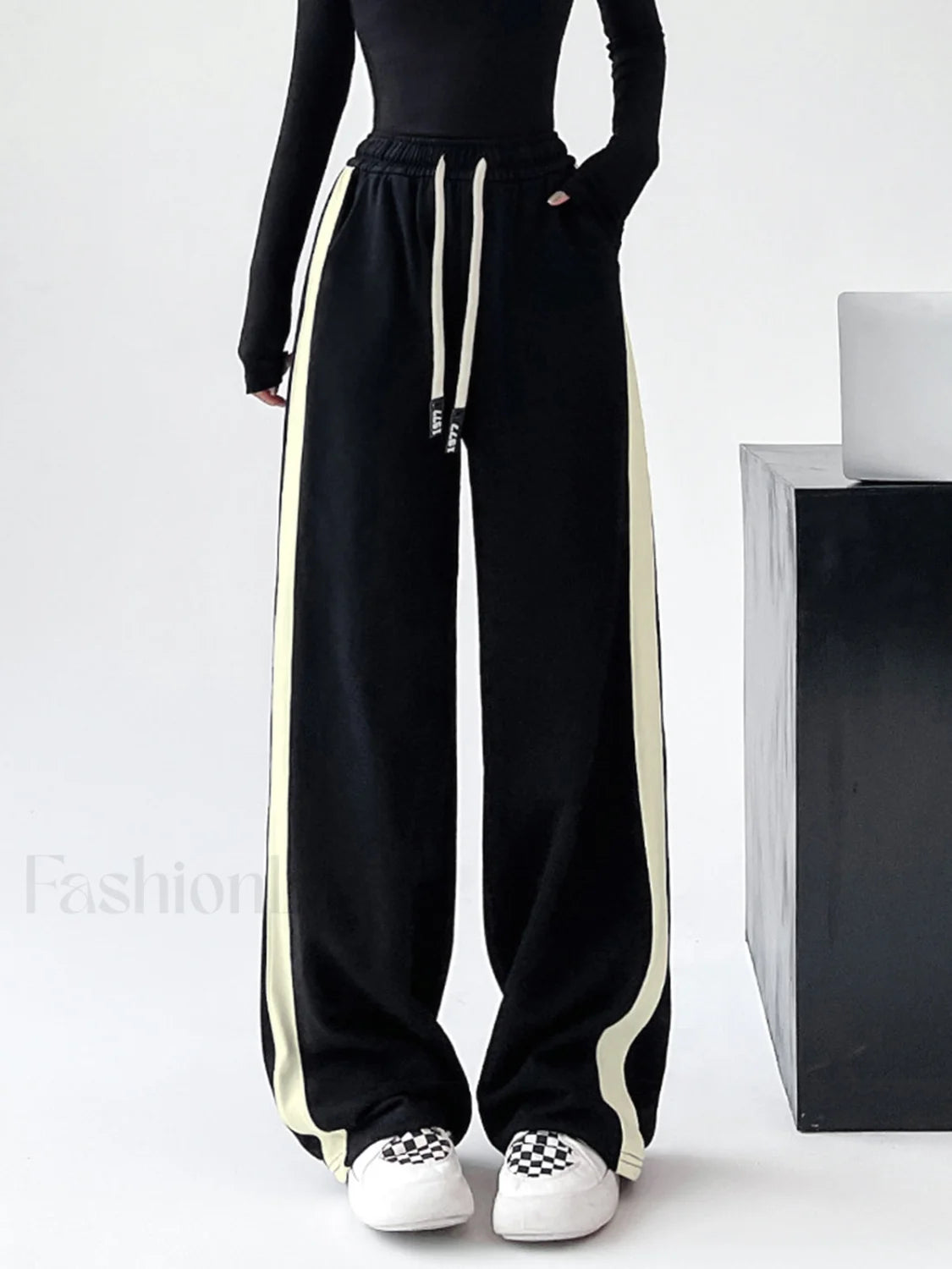 Drawstring Contrast Trim Wide Leg Sweatpants Secondary image
