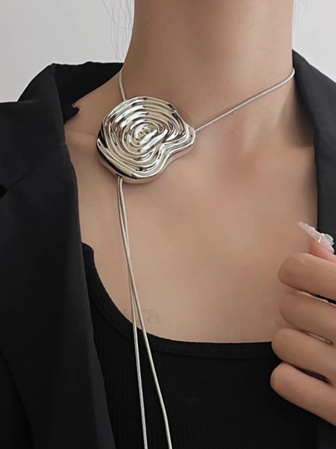 Flower Decor Graceful Drawstring Necklace Secondary image
