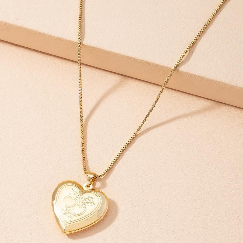 Heart shaped Pendant Necklace Golden / One Size Necklaces