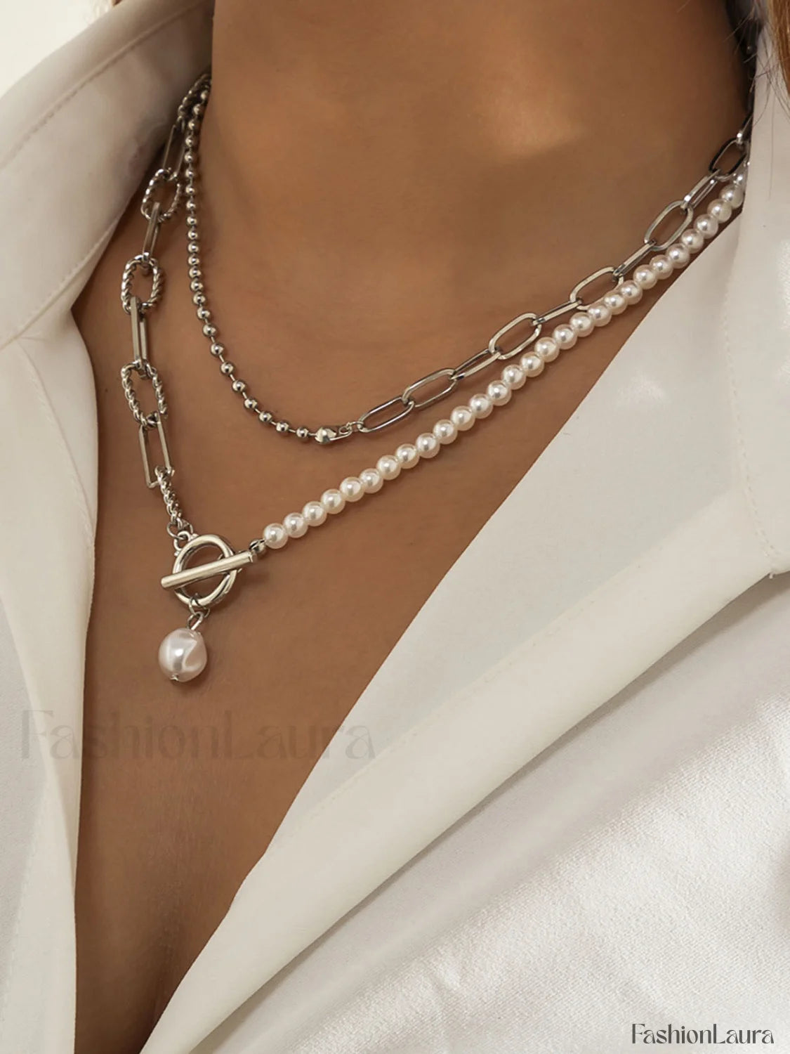 Pearl Charming Saturn Necklace Secondary image